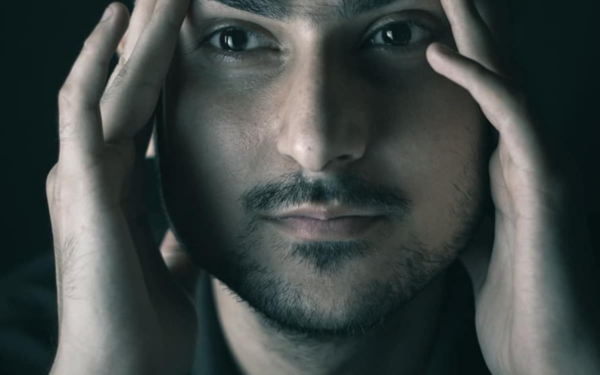 Homem com as mãos na cabeça