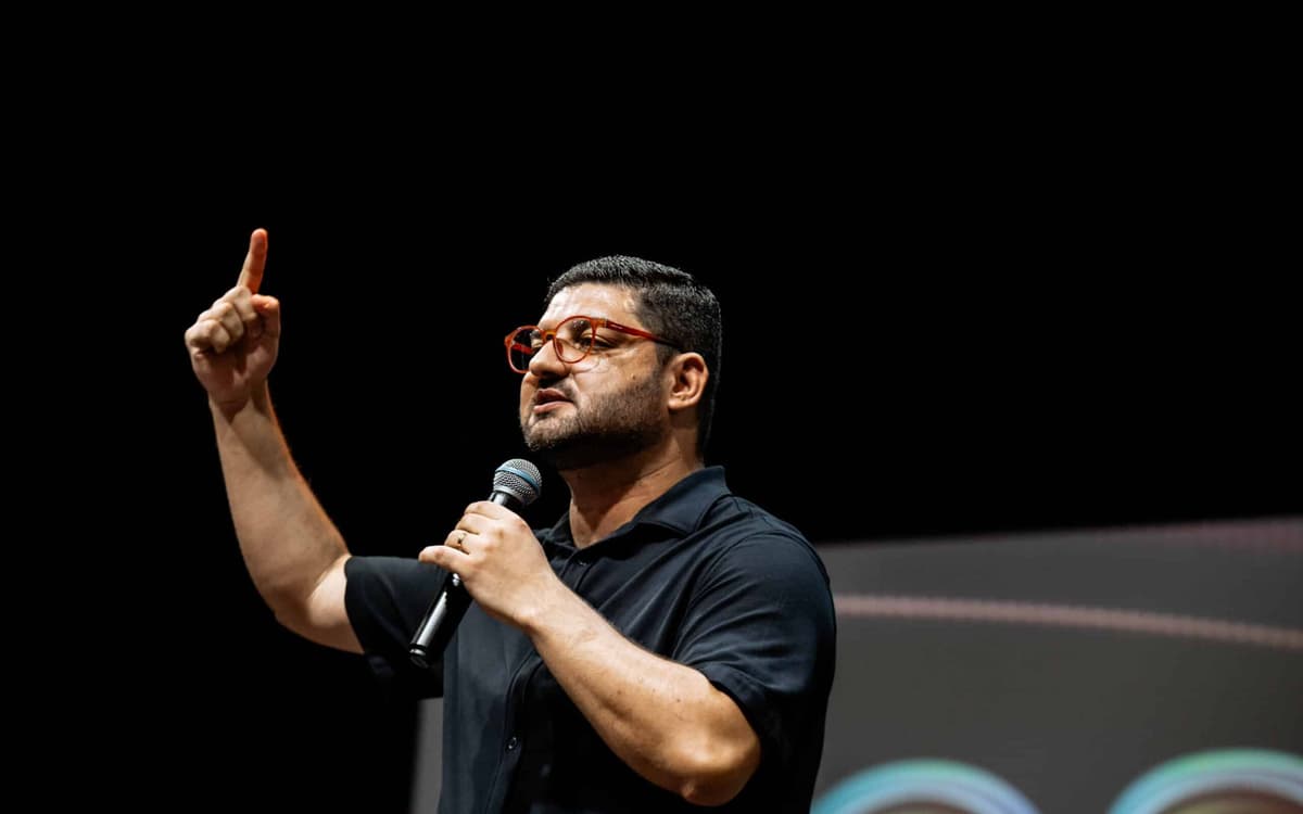 Neto Gregório predicando en la Conferencia Un Nuevo Corazón (Nações Mídia)
