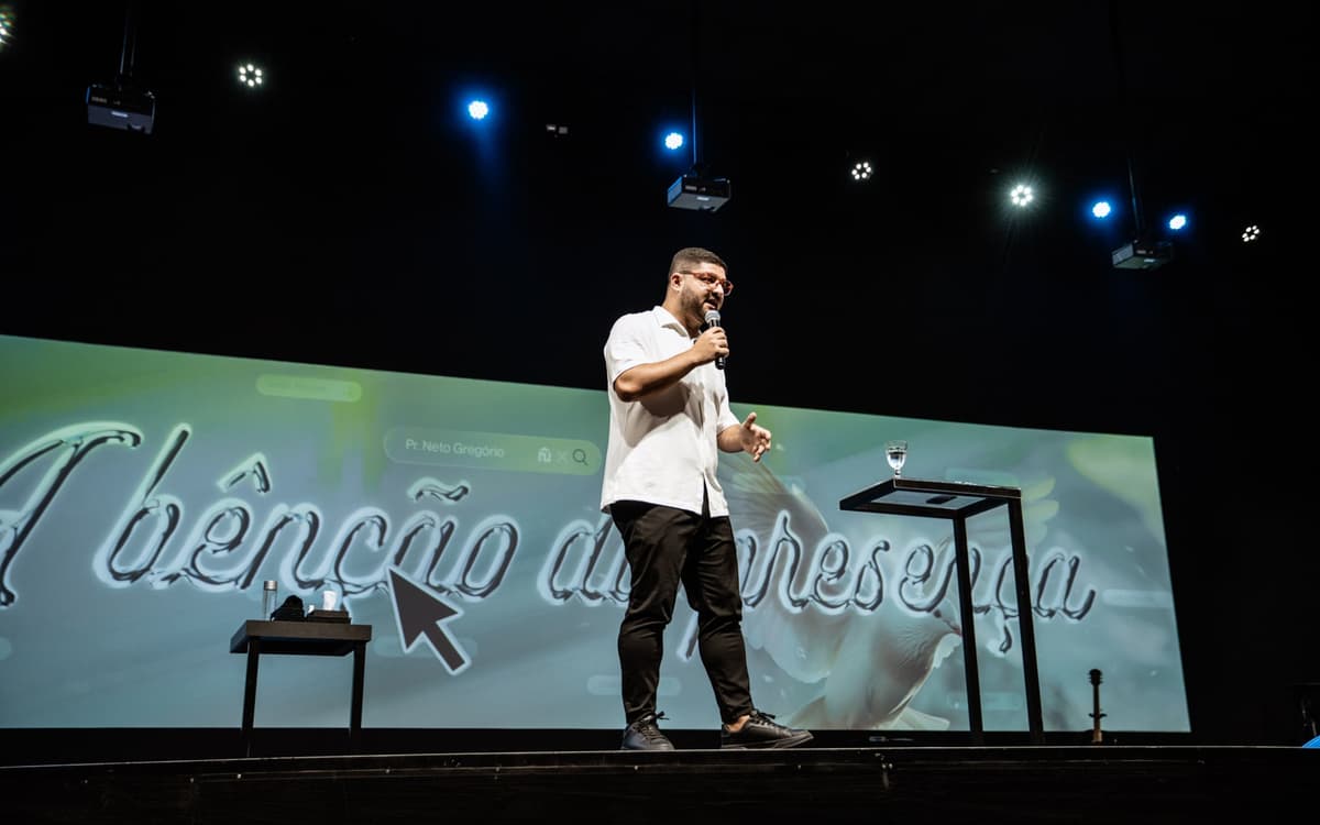 Neto Gregório ministrando en la Iglesia de las Naciones (Nações Mídias)