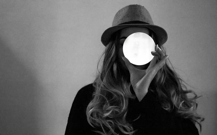 woman in black shirt wearing black hat (Photo by Carolina)