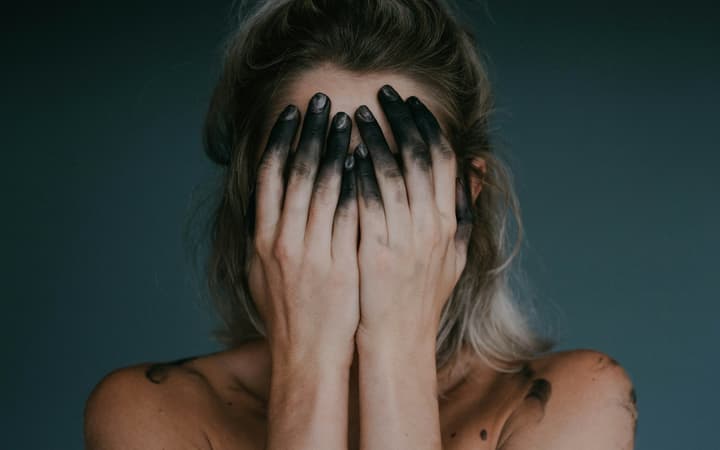 Uma mulher se sentindo com vergonha e culpa (Jacqueline Day)