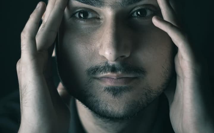 Homem com as mãos na cabeça