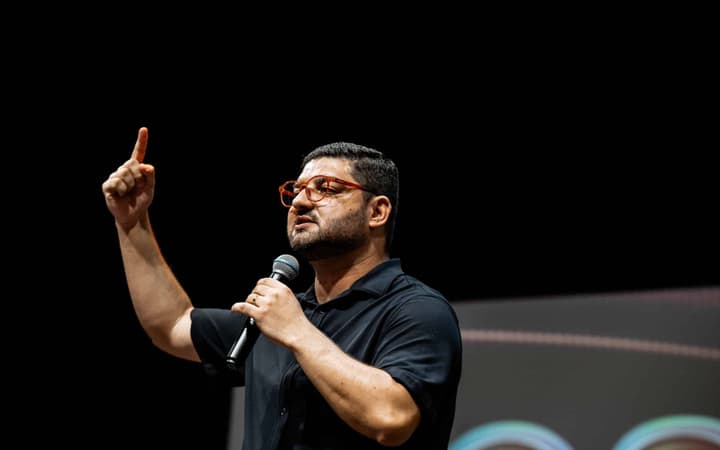Neto Gregório pregando na Conferência Um Novo Coração (Nações Mídia)
