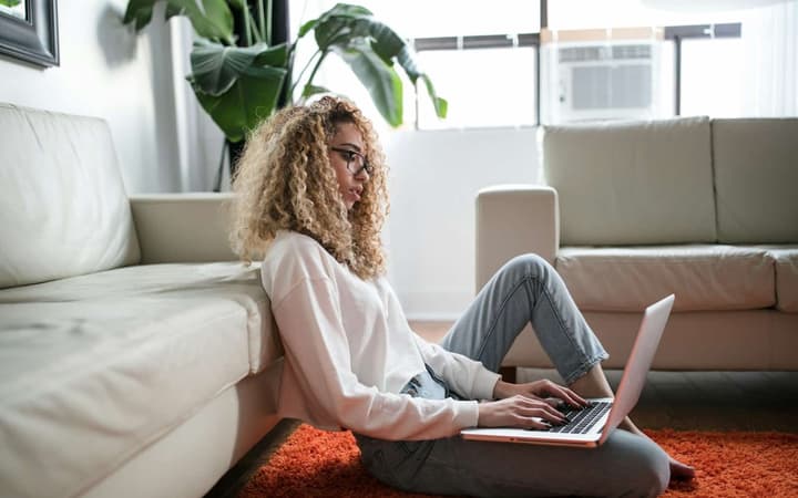 Joven estable y planificador trabajando (Thought Catalog)