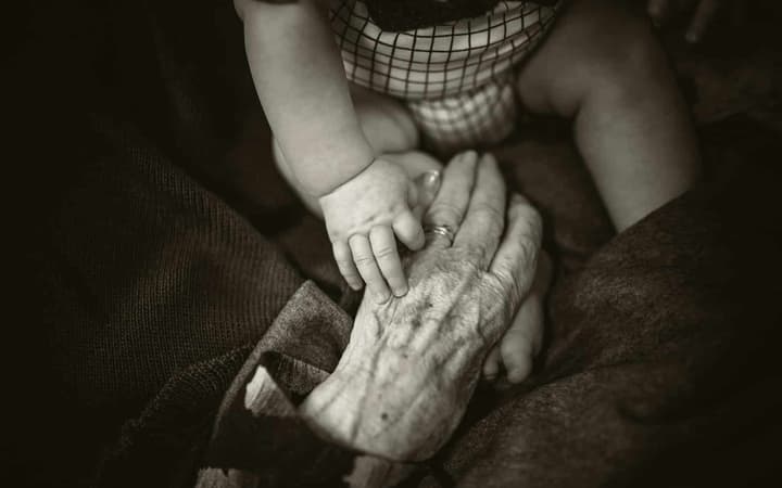 Niña toca a su abuela (Rod Long)