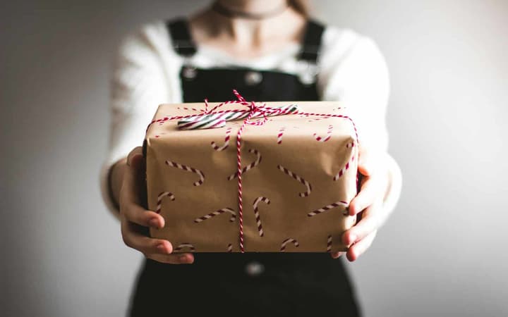 Mujer sosteniendo regalo (Kira auf der Heide)