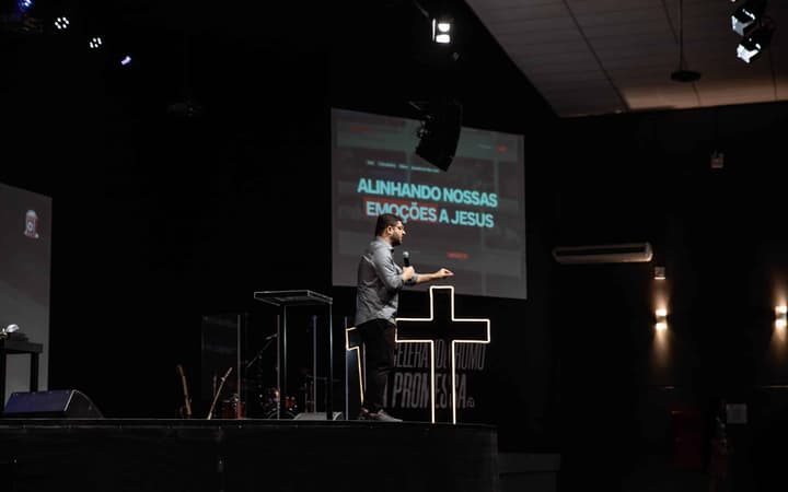 Neto Gregório ministrando na Igreja das Nações (Nações Mídias)